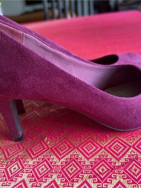 Predictions Burgundy Suede Mid Heel Pump
